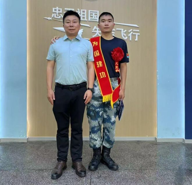 再次祝贺！被录为空军飞行学员后眉山一中一学子被清华录取成“双